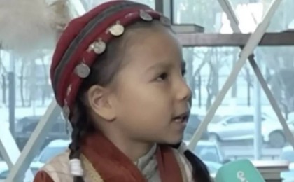 Төрт тілде сөйлейтін бес жасар қыз көпшілікті тәнті етті (ВИДЕО)