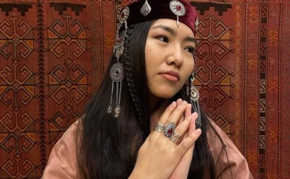 "Ата-енесін рэппен оятады": Әнші Yenlik ұзатылды