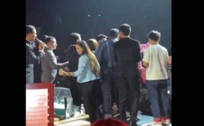 "Жұлмалап, жұлқылап". Алматыға келген түрік актері Буракты жанкүйерлер шошытып жіберді