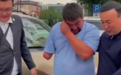 Шымкентте қолы жоқ такси жүргізушісіне Желі қолданушылары жаңа көлік сыйлады