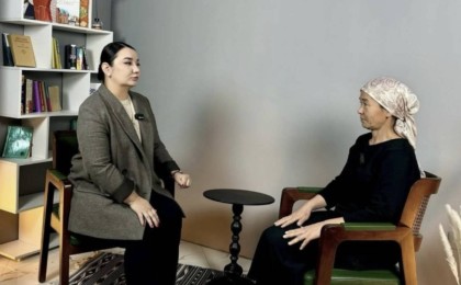 «Өзінің екіқабат екенін білмейді»: Заңгер жүйке ауруханасында зорланған қыздың анасымен тілдесті (ВИДЕО)