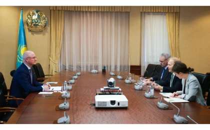 政府副总理罗曼·斯卡利亚尔会见美国驻哈大使