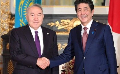 Жапонияның бұрынғы премьер-министрі Синдзо Абэге қастандық жасалып, өлім аузында жатыр