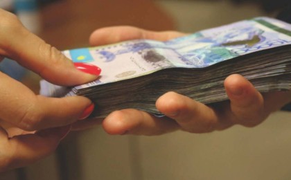 Белгісі адамның телефонын қабылдаған әйел 500 мың теңгесінен айырылды