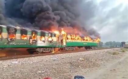 巴基斯坦一旅客列车起火致65人死亡