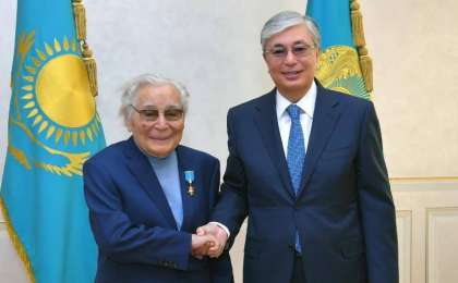 总统向作家阿布德加穆勒·诺尔佩斯沃夫授予“金星”奖