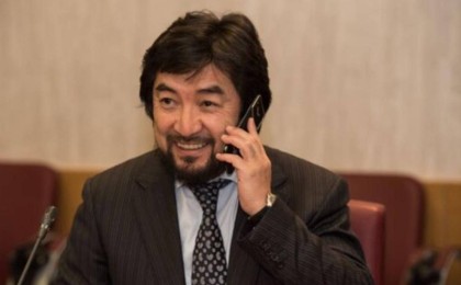 "Жалақорға жауап": Құран ұстап, ант еткен Бекболат Тілеухан Kausar Travel-мен байланысы жоғын айтты