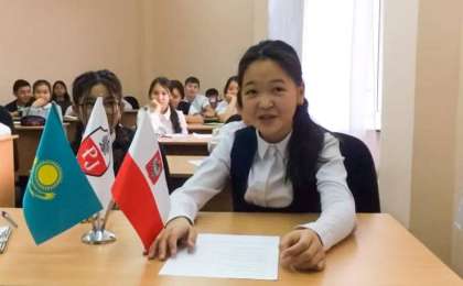 波兰公共协会参加“朗诵阿拜诗歌”打卡接力挑战