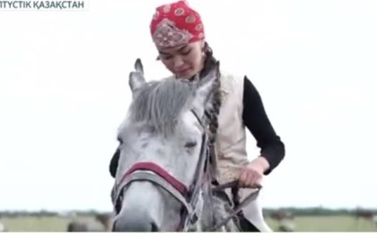 СҚО-да 24 жастағы бойжеткен жеті үйір жылқыны жалғыз өзі бағып жүр