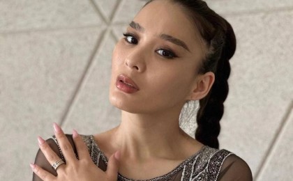 "КамАз" басып кетті": Әнші Индира Елемес әкесінен ерте айырылып қалғанын айтты