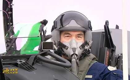 Түркіменстан президенті жаңа әскери ұшақты "сынақтан өткізді"