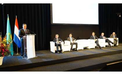 哈荷商务论坛在海牙举行