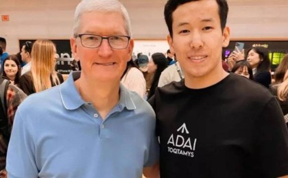 Миллиардер және Apple компаниясының бас директоры қазақ жігітіне жаңа iPhone сыйлады
