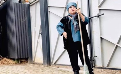 "4-5 кесе жуса, шаршап қалады": Мақпал Жүнісова ауласын сыпырып жүріп, жастарға ақыл айтты