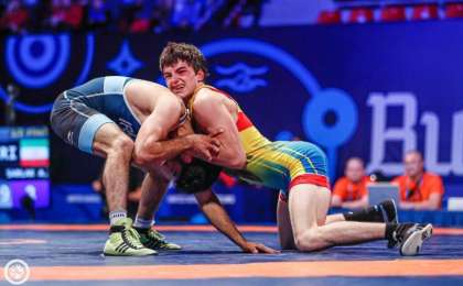 哈萨克斯坦选手在摔跤世青赛中摘得银牌