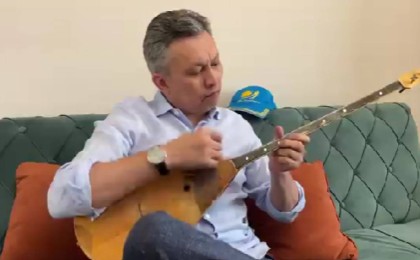 ҚР Премьер-Министрінің орынбасары Бақыт Сұлтанов домбырада ойнады (ВИДЕО)