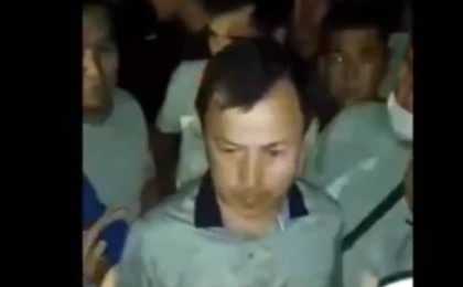 Сәтбаевтағы тәртіпсіздік кезінде полиция бастығы соққыға жығылған (видео)