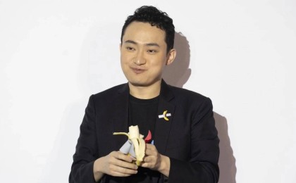 Миллиардер аукционда 6,2 млн долларға сатылған бананды жеп қойды