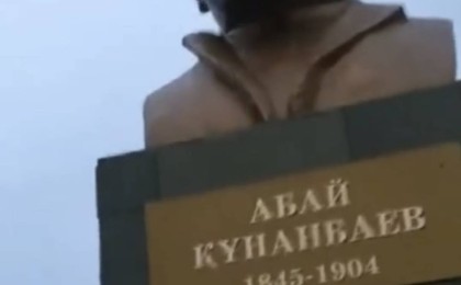 “Ленинге тақия кигізіп Абай қылды” - Мектеп алдындағы ескерткіш талқыға түсті ( Видео)