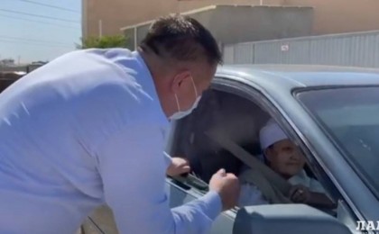 "Балаларыңызды ойлаңыз". Маңғыстау облысында әкім той қонақтарын күтіп алды (видео)