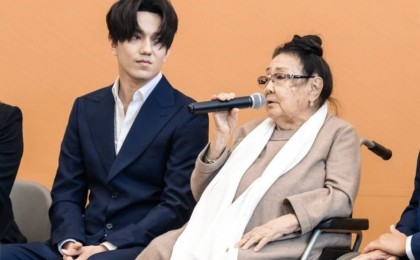 Димаш Құдайберген Бибігүл Төлегеноваға тосынсый жасады