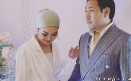 «Орынсыз қызғана берме»: Ғаділбек Жанай жұрттың көзінше әйелін жылатып қойды