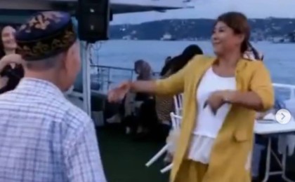 85 жастағы ақсақалмен билеген әнші Шахизада желіні жарды (видео)