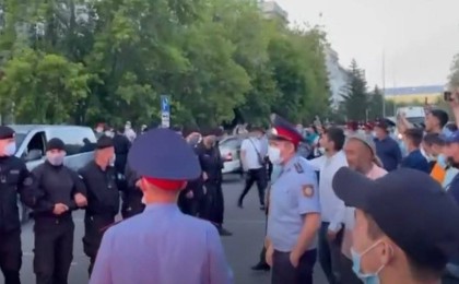 "Шығарып тастаңдар": Қарағандыда жүздеген адам ЛГБТ өкілдері өткізетін тренингке қарсы шықты