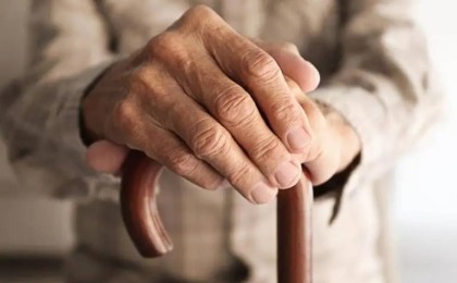 Грекияда 80 жастағы ер адам мектеп оқушысы атанды