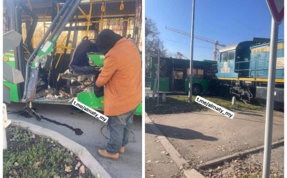 Алматыда тепловоз бен автобус соқтығысты: Зардап шеккендер бар (видео)