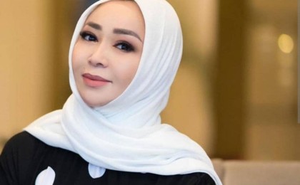 "Тонналап алып жатыр". Айтыскер Айнұр Тұрсынбаева еркектерге күш беретін шай зауытын ашты