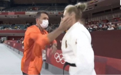 Желіге дзюдошыны шапалақпен ұрған жаттықтырушының видеосы тарап кетті