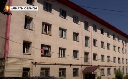 "Кейде жігіт пен қыздай қол ұстасып алатын": Алматы облысында өгей қызын зорлап өлтірді деген күдіктінің көршілері оқиға жайлы айтты