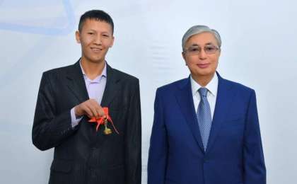 总统向“儿童之家”教师交付赠送新房钥匙