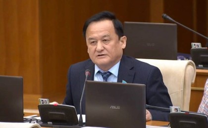 Қазыбек Иса Алматыдағы қазақ тілінде қызмет көрсетуден бас тартқан қонақ үйді қатаң сынға алды (видео)