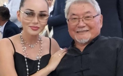 "Мүмкін сізге қайын атаңыз ғашық шығар". Ашық образда  қайын атасымен құшақтасып суретке түскен продюсер сынға қалды