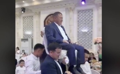 «Ажырасып кетсем де көтермес едім»: Қайын атасына құрмет көрсеткен күйеу балалар жұртқа жақпай қалды (ВИДЕО)