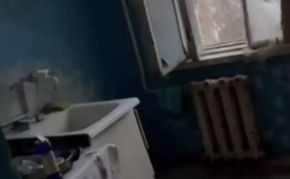 «Мазақ қой»: Атырауда әкімдік баспанаға мұқтаж анаға адам тұрмайтын пәтер сыйлаған (ВИДЕО)