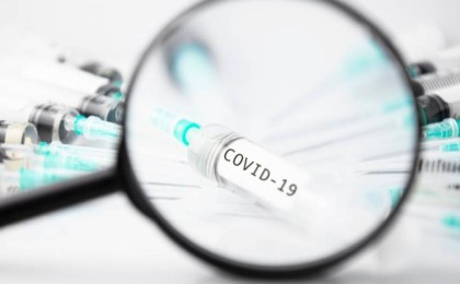 Вакцина алған және алмаған пациенттер арасындағы рентген айырмашылық көрсетілді