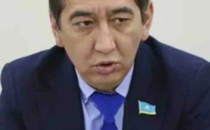 "Қазақстанда ең төменгі айлық 300 мың теңге болуы керек": Депутат Ринат Зайытов жалақы мәселесін көтерді