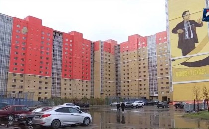 "Балалар үйде бас киіммен жүреді": Астанада мәдениет қызметкерлері берілген баспананың сапасына наразы