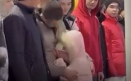 "Әскерден қайтып оралған кезіңді көрейік". Ағасын әскерге шығарып салған кішкене қыз көпшіліктің жүрегін елжіретті