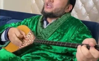 Айгүл Орынбек: "Айнұрға жыр айтуға шамаң келіп, билікке дат айтуға қорықтың ба?"