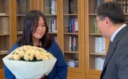 Қоғамдық көлікте қарияны қорғаған қызға Алматы әкімі алғыс білдіріп, марапаттады