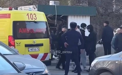 Ақтауда көлік дүкенге соғылып, салдарынан бойжеткен қысылып қалған