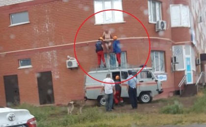 Оралда іш киім киген ер адам құбыр мен үйдің қабырғасы арасына қыстырылып қалды