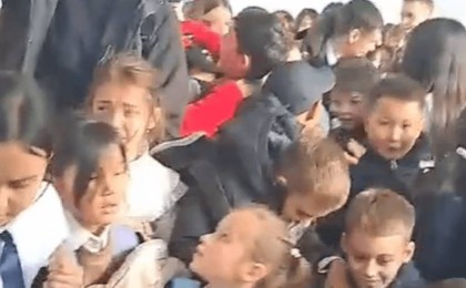 Оқушылар еденде айқайлап жатты: Желідегі видеодан кейін Көкшетауда мектеп директоры жазаланды