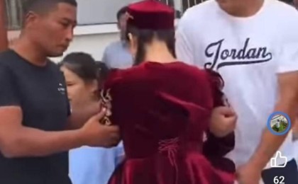 Қызды ұзатуда теріс қаратып шығарып салған видео елдің сынына ұшарады