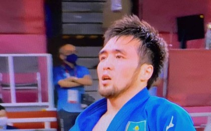 "Елдос, біз үшін чемпионсың": Сметовқа залдағы халық тұрып құрмет көрсетті