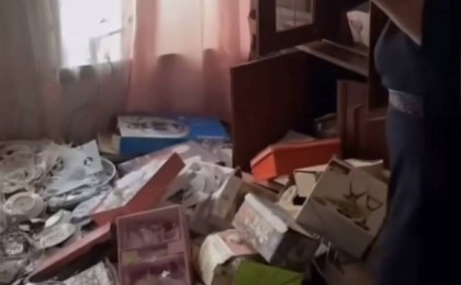 Желіде келіннің артынан келген ыдыстарды сындырып жатқан ененің видеосы тарады(Видео)